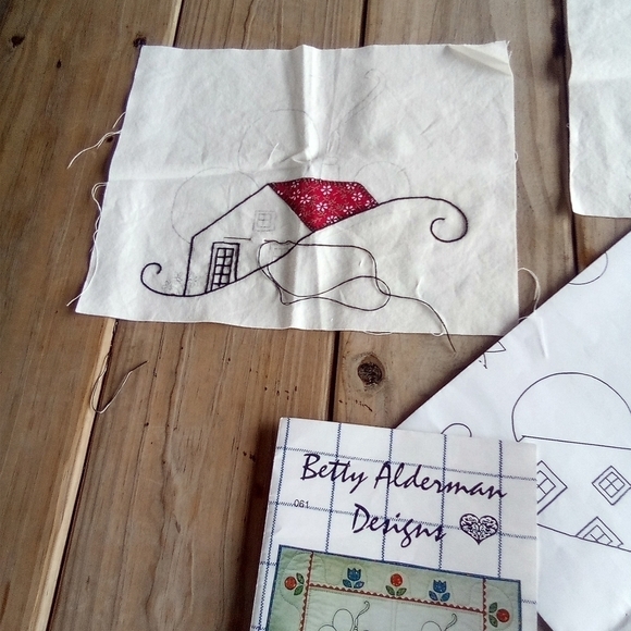 Betty Alderman Designs Peekaboo Houses Quilt Top Applique Embroidery Vintage - Picture 4 of 6